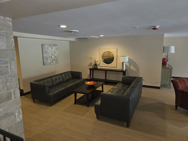 400 THAMES Parkway 2K, Park Ridge, IL 60068