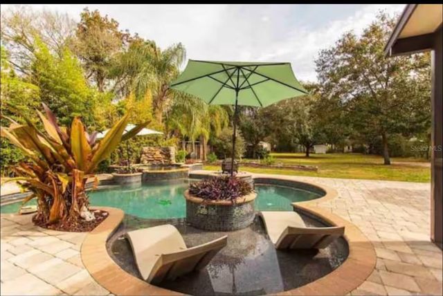 10405 N WOODMERE ROAD, Tampa, FL 33617