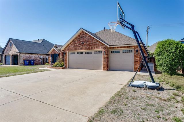 821 W Cabillo Way, Mustang, OK 73064