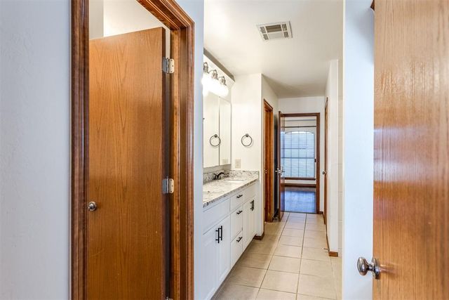 821 W Cabillo Way, Mustang, OK 73064