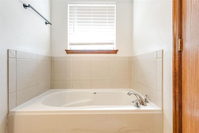 821 W Cabillo Way, Mustang, OK 73064