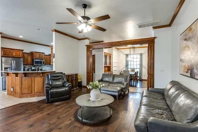 821 W Cabillo Way, Mustang, OK 73064