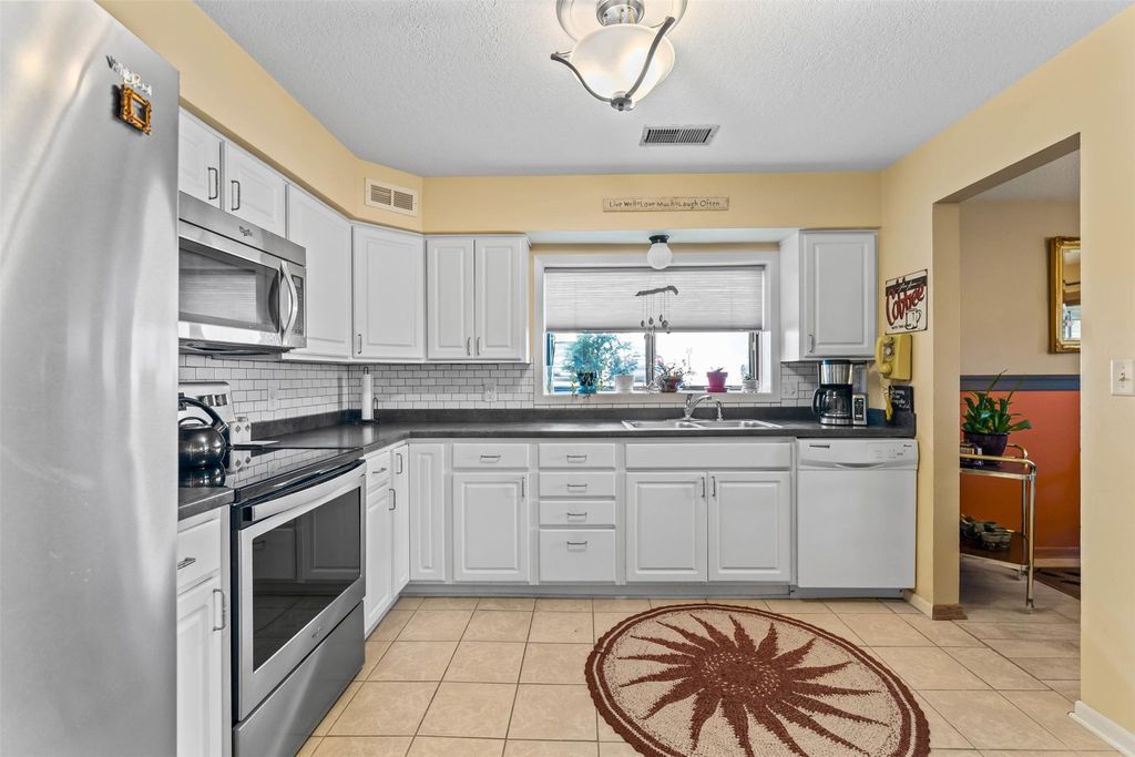 3667 Grand Avenue 2, Des Moines, IA 50312