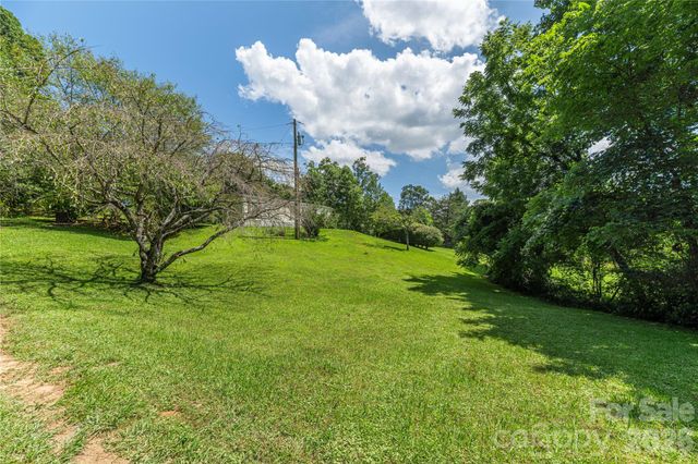 124 Sayles Town Place, Fairview, NC 28730