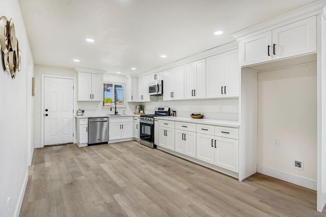 306 W Beechwood Avenue, Pinedale, CA 93650