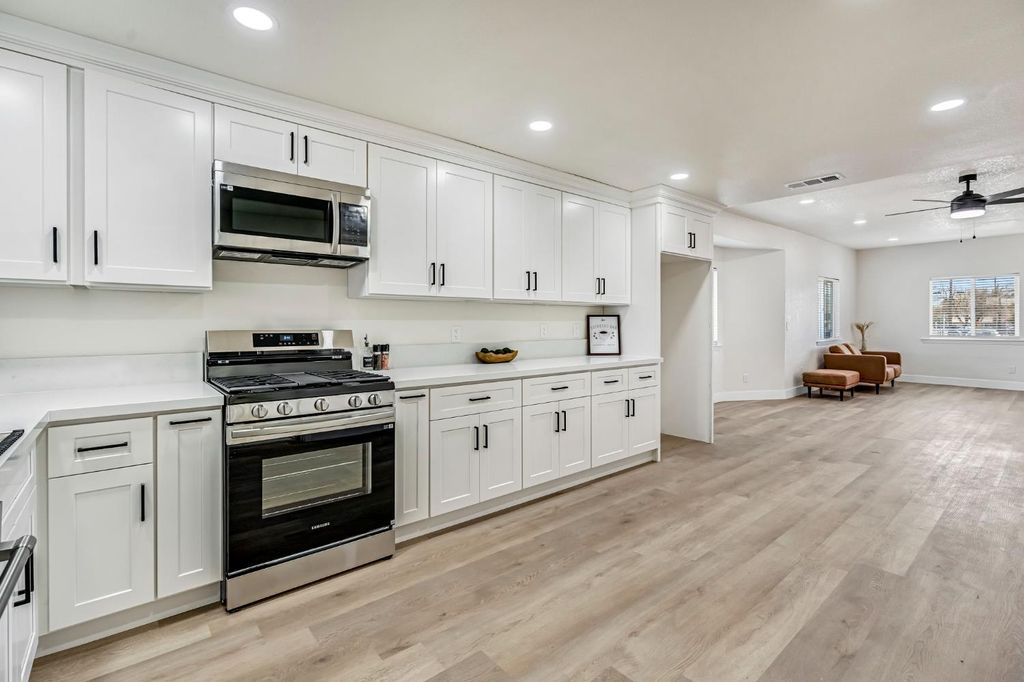 Image 13 of property listing at 306 W Beechwood Avenue, Pinedale, CA 93650