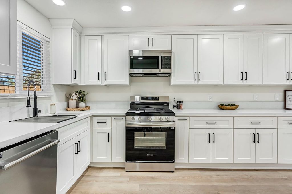 Image 14 of property listing at 306 W Beechwood Avenue, Pinedale, CA 93650