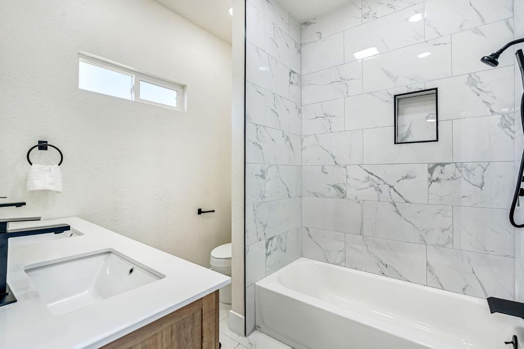 Image 23 of property listing at 306 W Beechwood Avenue, Pinedale, CA 93650