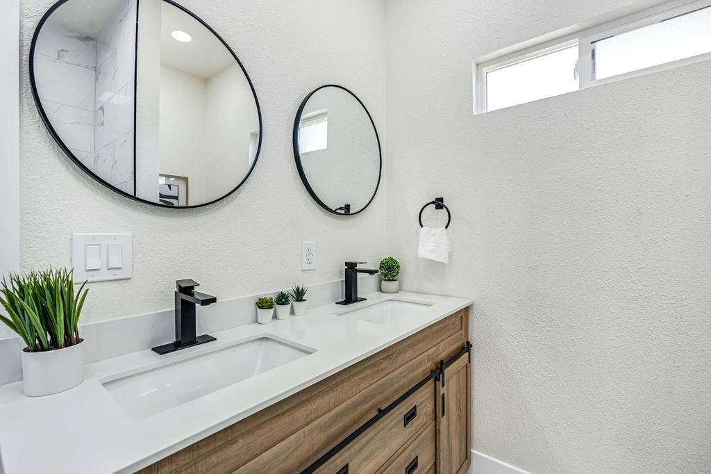 Image 24 of property listing at 306 W Beechwood Avenue, Pinedale, CA 93650