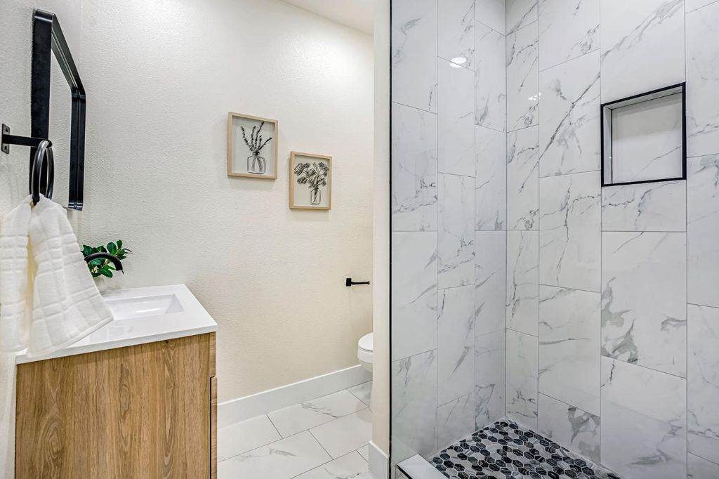 Image 25 of property listing at 306 W Beechwood Avenue, Pinedale, CA 93650