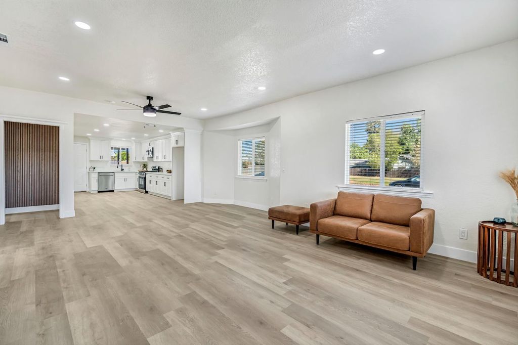 Image 5 of property listing at 306 W Beechwood Avenue, Pinedale, CA 93650