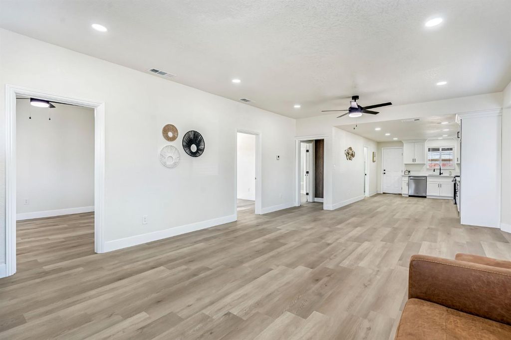 Image 6 of property listing at 306 W Beechwood Avenue, Pinedale, CA 93650