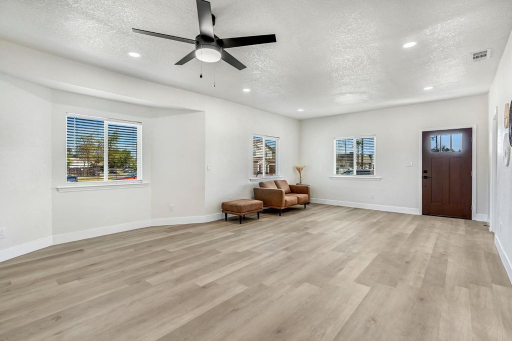 Image 8 of property listing at 306 W Beechwood Avenue, Pinedale, CA 93650