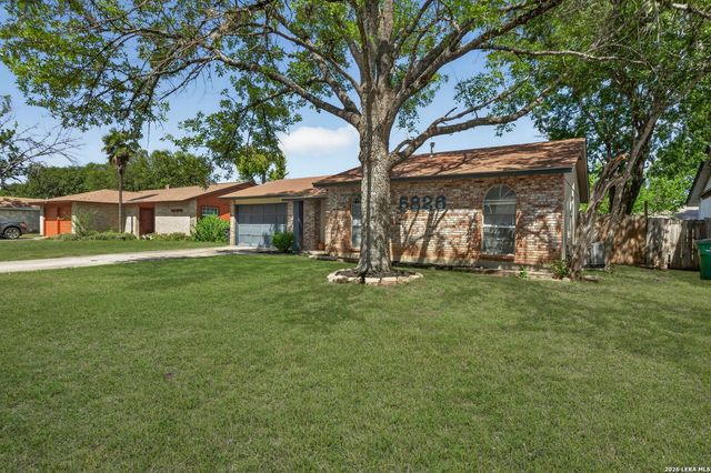 5826 CLIFF WALK DR, San Antonio, TX 78250