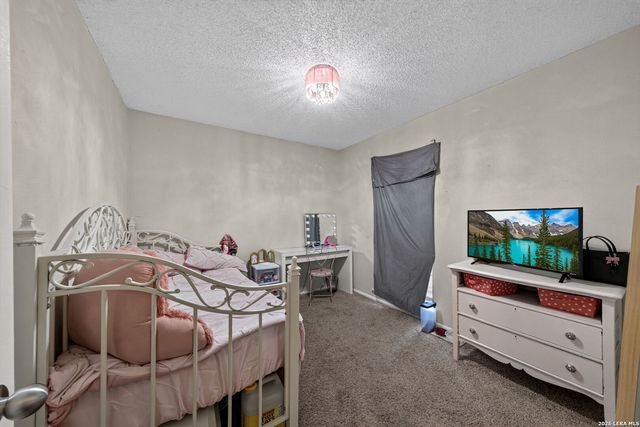 5826 CLIFF WALK DR, San Antonio, TX 78250