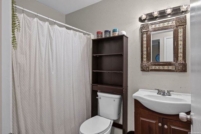 5826 CLIFF WALK DR, San Antonio, TX 78250