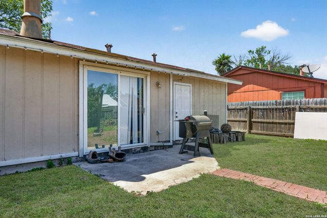 5826 CLIFF WALK DR, San Antonio, TX 78250