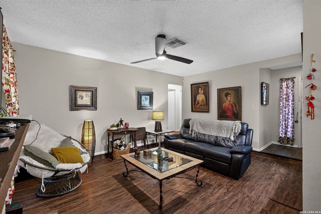 5826 CLIFF WALK DR, San Antonio, TX 78250