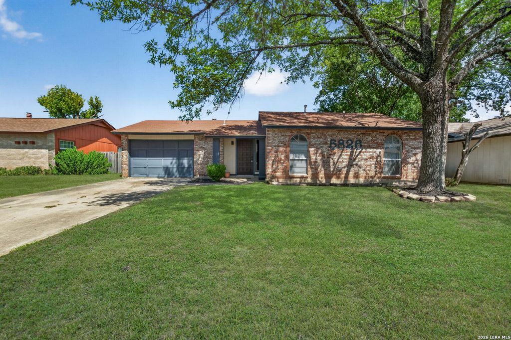 5826 CLIFF WALK DR, San Antonio, TX 78250