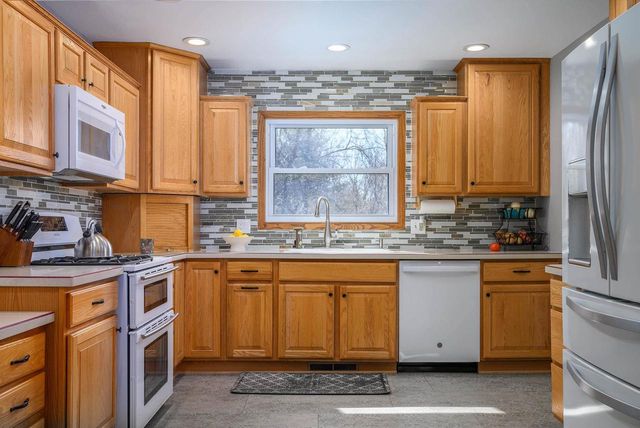 W11057 Thistledown Drive, Lodi, WI 53555