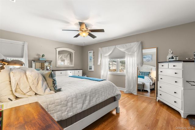 40 Wagstaff Lane, West Islip, NY 11795