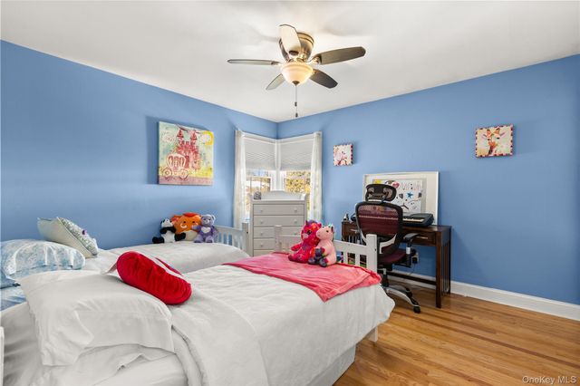 40 Wagstaff Lane, West Islip, NY 11795
