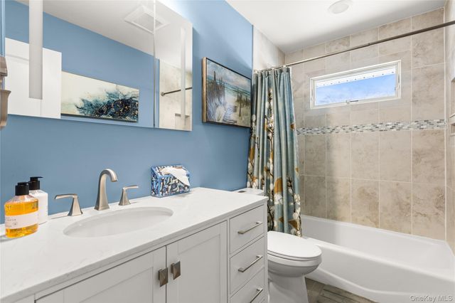 40 Wagstaff Lane, West Islip, NY 11795