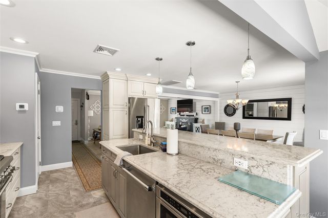 40 Wagstaff Lane, West Islip, NY 11795