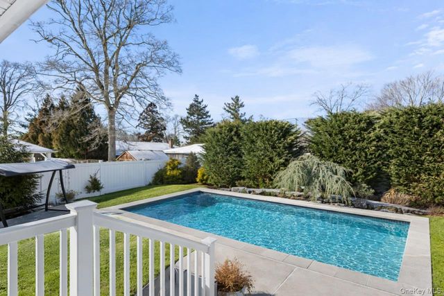 40 Wagstaff Lane, West Islip, NY 11795