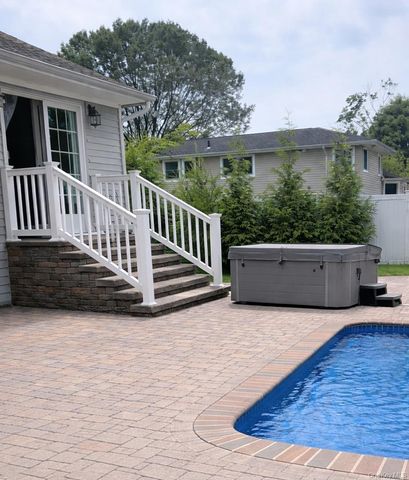 40 Wagstaff Lane, West Islip, NY 11795