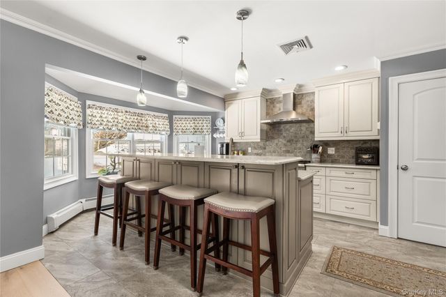 40 Wagstaff Lane, West Islip, NY 11795