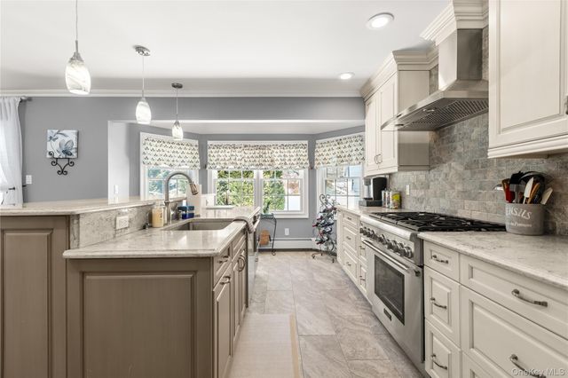 40 Wagstaff Lane, West Islip, NY 11795