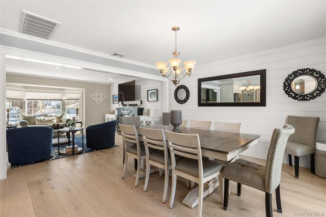 40 Wagstaff Lane, West Islip, NY 11795