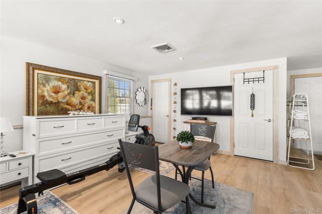 40 Wagstaff Lane, West Islip, NY 11795
