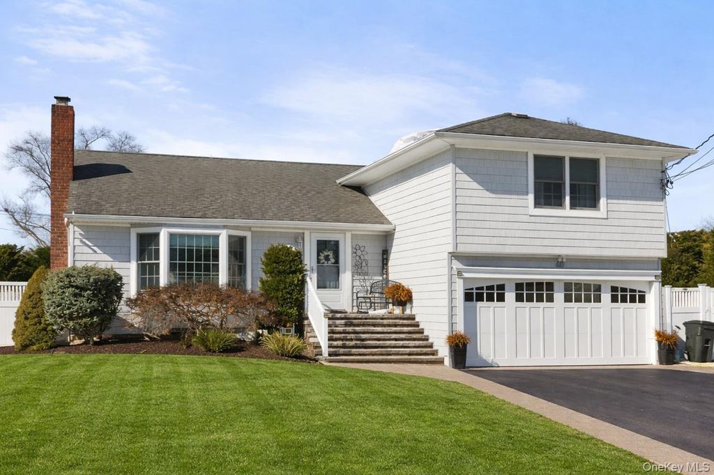 40 Wagstaff Lane, West Islip, NY 11795