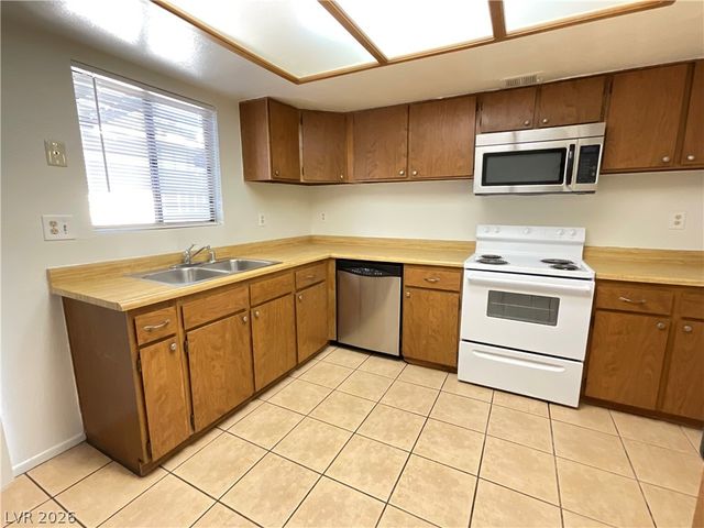 5244 Child Court 82, Las Vegas, NV 89103