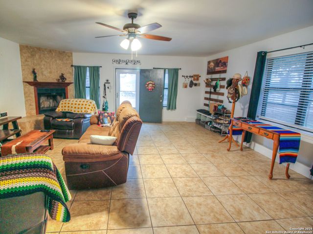 213 BLUEBONNET RDG, La Vernia, TX 78121