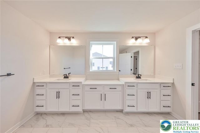 2890 Hawk Valley Court, Upper Saucon Twp, PA 18034