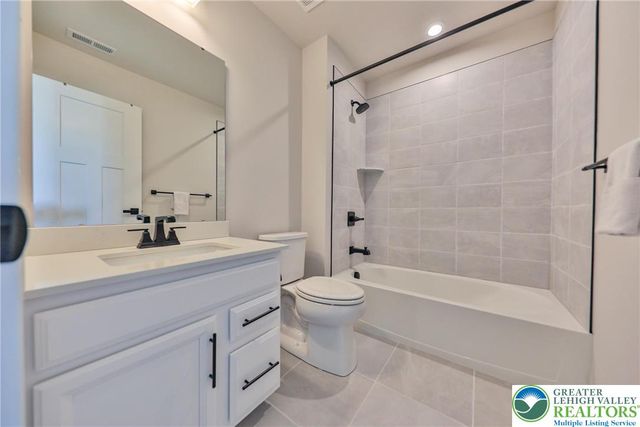 2890 Hawk Valley Court, Upper Saucon Twp, PA 18034