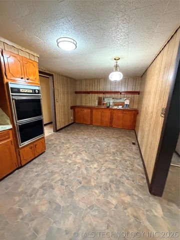 10305 Mesquite Road, Henryetta, OK 74437