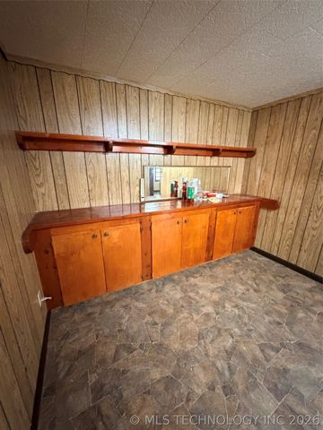 10305 Mesquite Road, Henryetta, OK 74437