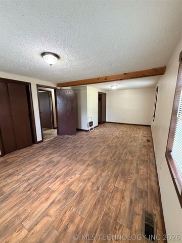 10305 Mesquite Road, Henryetta, OK 74437