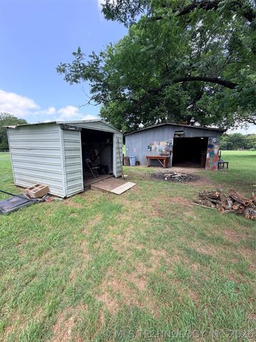 10305 Mesquite Road, Henryetta, OK 74437
