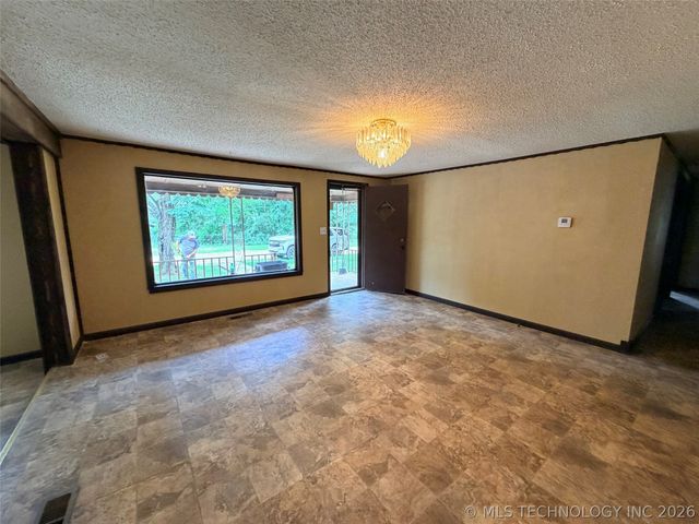 10305 Mesquite Road, Henryetta, OK 74437