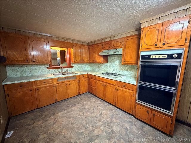 10305 Mesquite Road, Henryetta, OK 74437