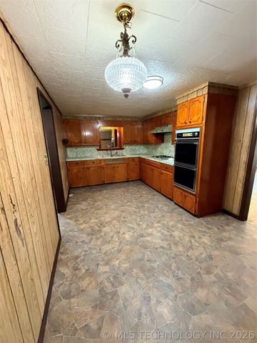 10305 Mesquite Road, Henryetta, OK 74437