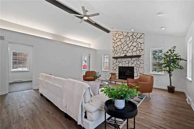 200 Pinchtown Rd, Baldwin Boro, PA 15236