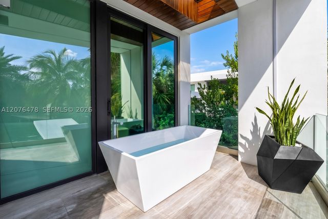 528 Lakeview Ct, Miami Beach, FL 33140