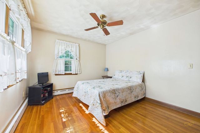 1541 N Hixville Rd, Dartmouth, MA 02747
