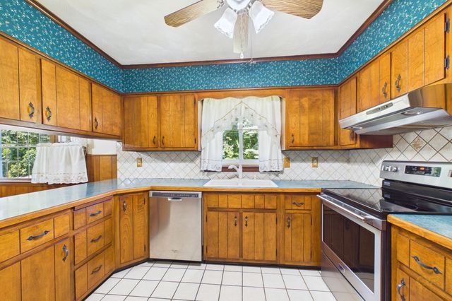1541 N Hixville Rd, Dartmouth, MA 02747